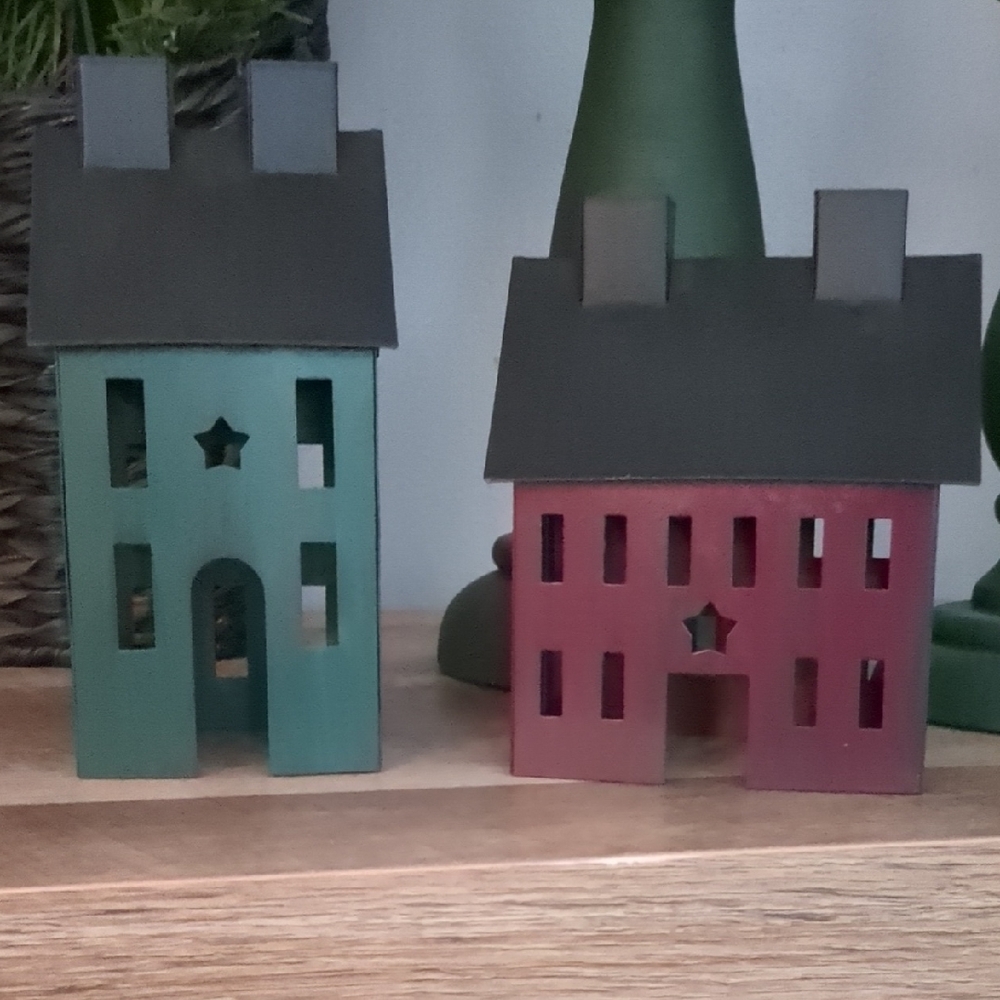 Decorative Metal House Set in Green and Red